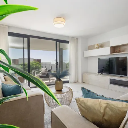 Magnificent Apartment, Close To The Beach, In Apartamento Estepona